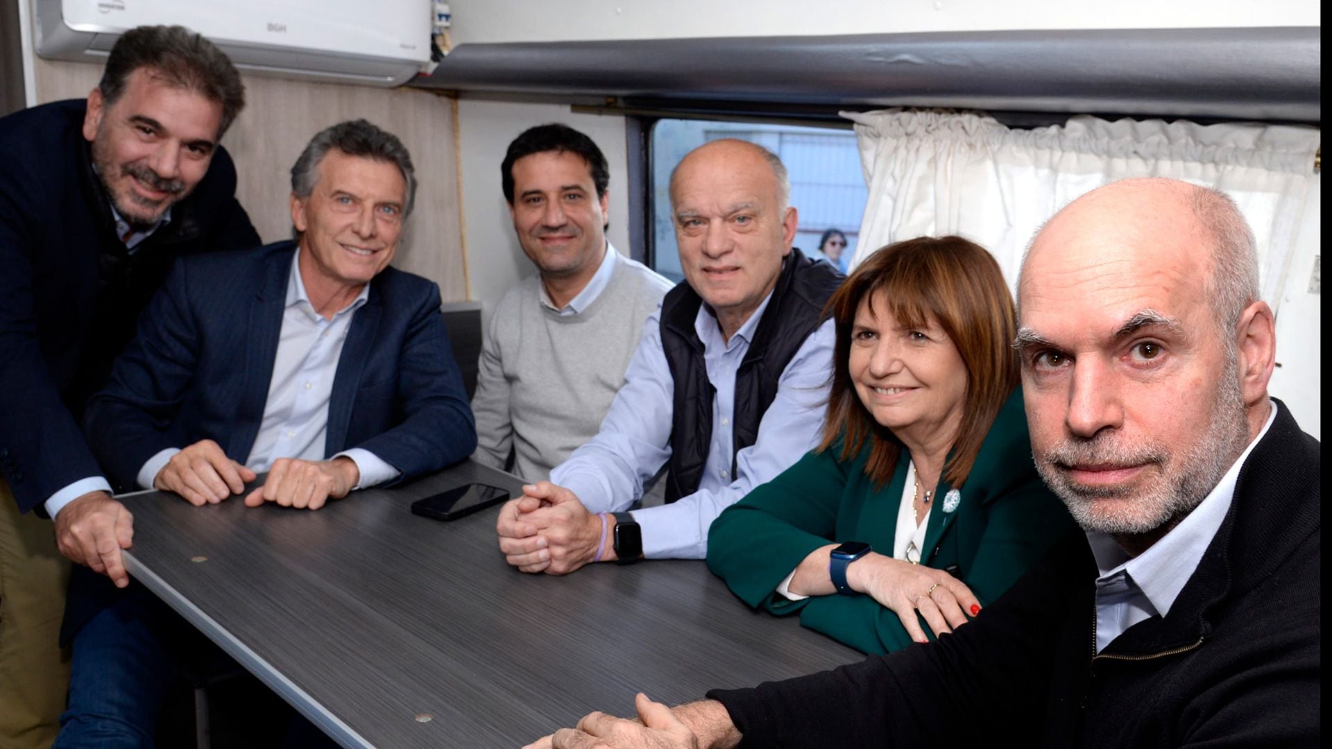 Patricia Bullrich, Mauricio Macri y Horacio Rodriguez Larreta antes del cierre de campaña de JxC, junto con Cristian Ritondo, Néstor Grindetti y Maximiliano Abad