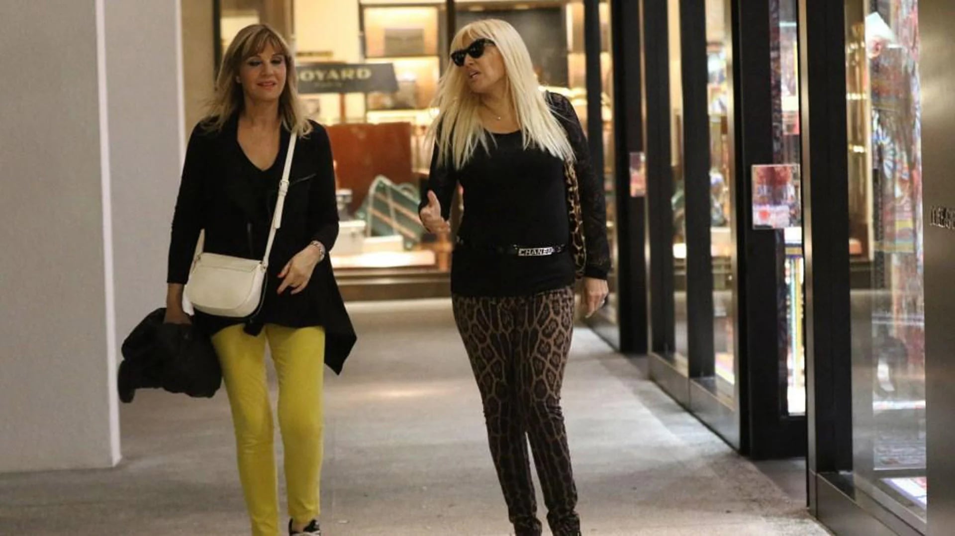 Junto a Teté Coustarot, un look relajado total black, calzas y cartera ambas de Dolce & Gabbana estampado de leopardo