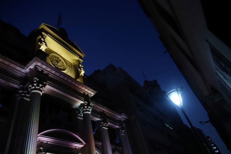 Noche sobre la sede del Banco Central 
REUTERS/Matias Baglietto