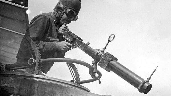 Un soldado posa con una Hythe Mk III durante las actividades de formaciÃ³n en el campo de Ellington en Houston, Texas. El Mk III, construido para coincidir con el tamaÃ±o, la manipulaciÃ³n y el peso de un arma de Lewis, fue utilizado para entrenar Harry Kidd / WWI Army Signal Corps Photograph Collection 163