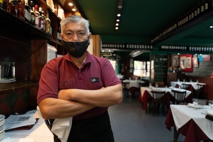 Luciano, uno de los mozos y trabajadores que forma parte de la cooperativa que lleva adelante Lalo de Buenos Aires. Muchos de los trabajadores decidieron irse del proyecto, aun hay 10 que lo sostienen. (Foto: Franco Fafasuli)