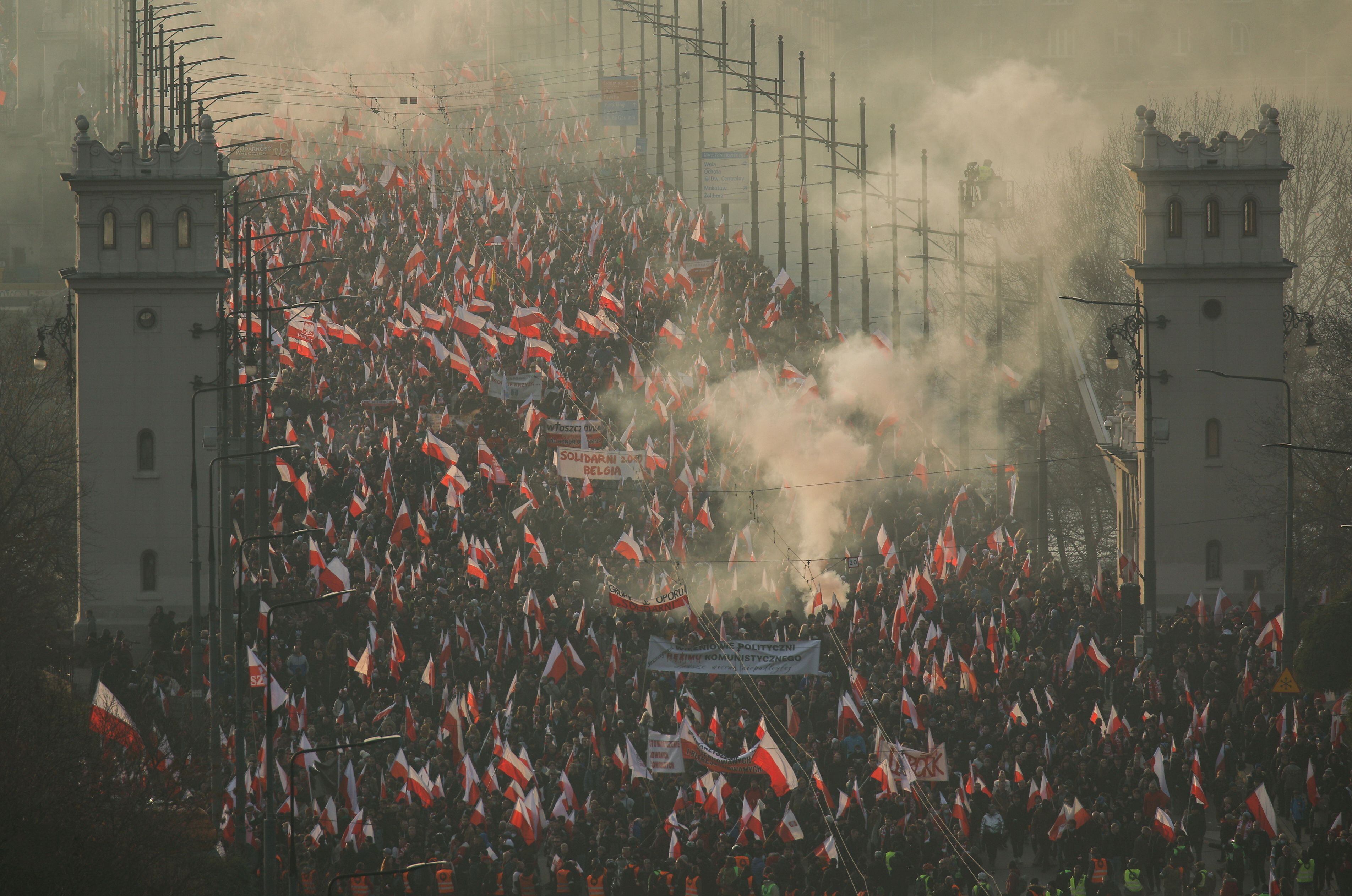 Miles de polacos participaron en las marchas por el Día de la Independencia en diferentes ciudades del país (Dawid Zuchowicz/Agencja Wyborcza.pl via REUTERS)