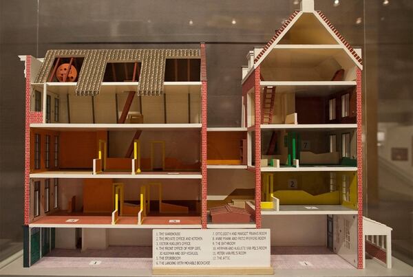 La maqueta de la casa en Ámsterdam, donde permaneció dos años oculta Ana Frank, con la que trabaja un equipo liderado por un ex agente del FBI (Getty)