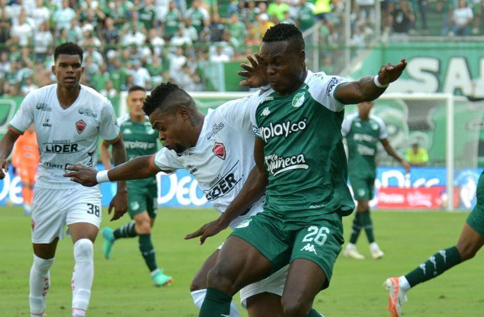 Hincha del Deportivo Cali invadió el terreno de juego tras el gol anulado