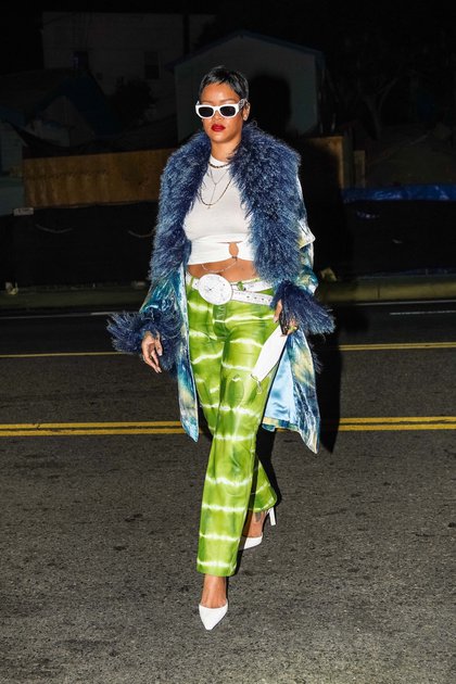 Rihanna mostró su nuevo look: la cantante se cortó el pelo y lo lució durante una comida en el exclusivo restaurante Giorgio Baldi de Santa Mónica, California. Completó su outfit con un pantalón verde batik, una remera blanca y un tapado azul de piel sintética
