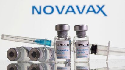 Imagen de archivo ilustrativa de viales con la etiqueta "COVID-19 Vacuna Coronavirus" y una jeringa puestos frente al logo de Novavax tomada el 9 de febrero, 2021. REUTERS/Dado Ruvic