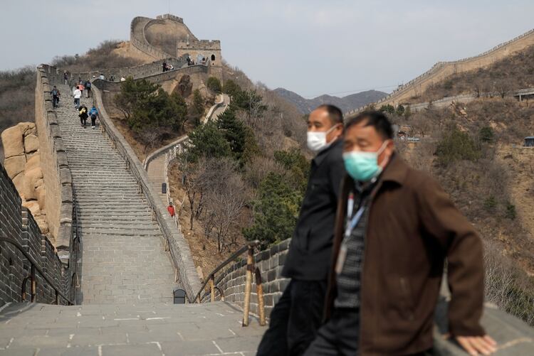 Turistas chinos con barbijos en Badaling en Beijing, el primer día de la reapertura de la Gran Muralla (REUTERS/Thomas Peter)