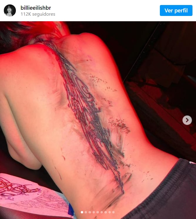 La artista estadounidense reveló un espectacular y tatuaje sobre su espalda desnuda