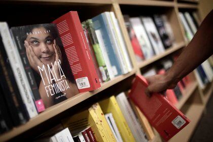 En 2019, la FIL reunió a más de 828 mil visitantes, más de 800 autores, a 20 mil profesionales del libro y a 2 mil 417 sellos editoriales de 48 países.   
EFE /Jeffrey Arguedas /Archivo
