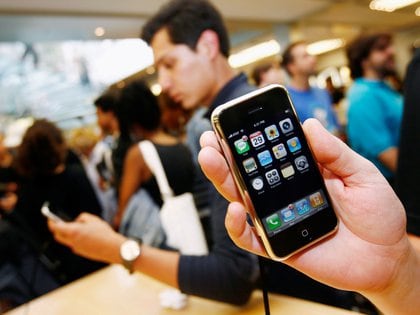 El primer iPhone en una tienda de Nueva York, tras su lanzamiento en 2007. El teléfono inteligente marcó un antes y un después para la empresa (REUTERS/Shannon Stapleton/archivo)
