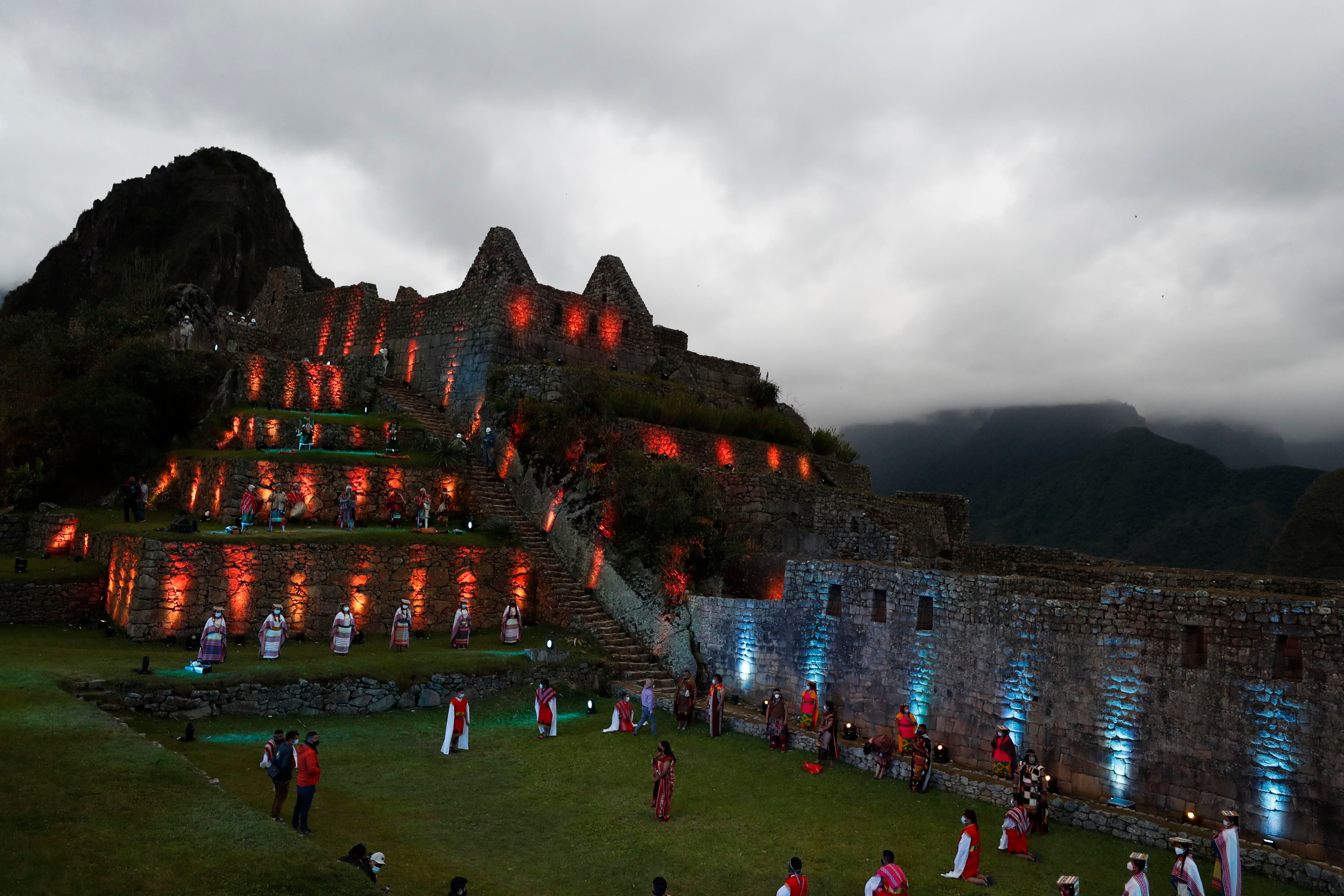 Fotografía de archivo fechada el 1 de noviembre de 2021 que muestra la ceremonia de reapertura de Machu Picchu tras casi ocho meses de cierre por las medidas sanitarias relacionadas al control del covid-19, en Machu Picchu (Perú). EFE/ Paolo Aguilar 