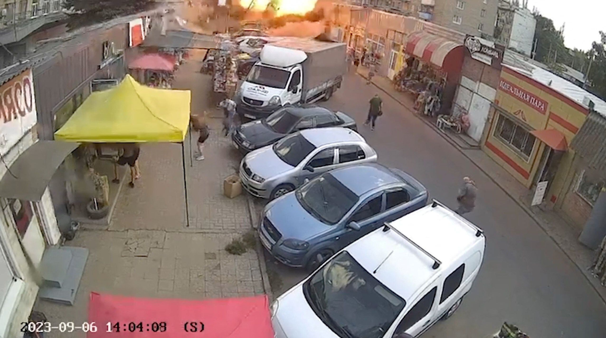 El momento de la deflagración en el mercado de Kostiantynivka (Volodimir Zelensky/Telegram/REUTERS)