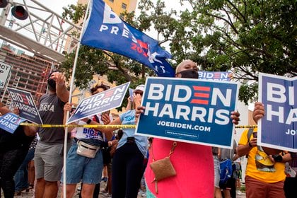 Hispanos del sur de Florida (EE.UU.) se congregaron este sábado en Miami para festejar a ritmo de salsa el triunfo del candidato demócrata, Joe Biden, después de varios días de angustia tras saber que el estado le dio al presidente Donald Trump sus valiosos 29 votos en el Colegio Electoral. EFE/EPA/CRISTOBAL HERRERA-ULASHKEVICH
