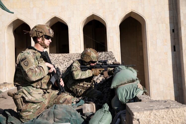 Soldados de la primera brigada de la 25Â° divisiÃ³n de infanterÃ­a de EEUU toman posiciones para defender la embajada de EEUU en Irak (U.S. Army/Maj. Charlie Dietz/Task Force-Iraq Public Affairs/ via REUTERS)