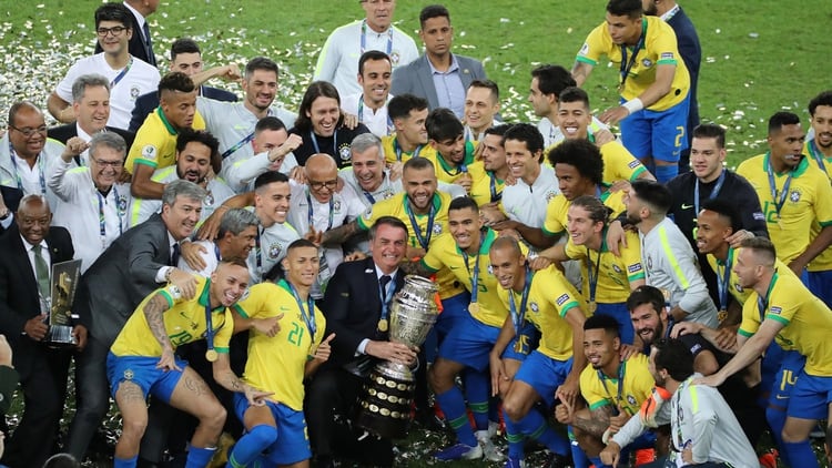 El presidente Jair Bolsonaro junto con la selección brasilera celebra el triunfo de la Copa América ( REUTERS/Sergio Moraes)