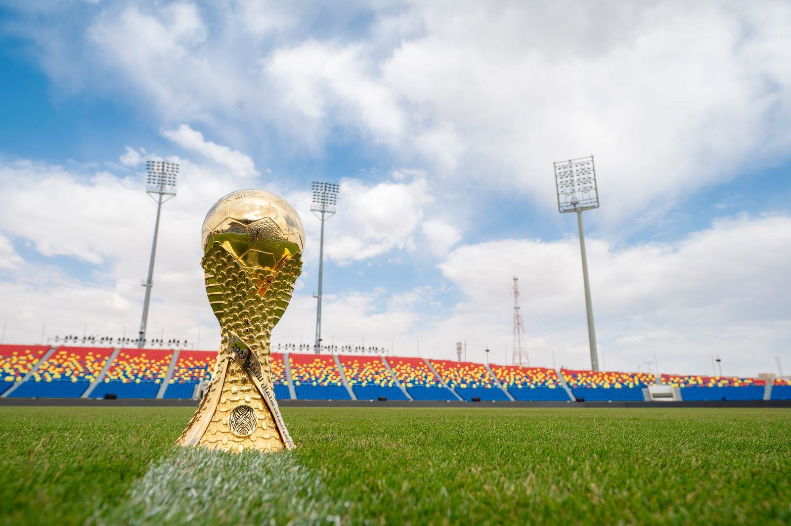 El trofeo del Campeonato de Clubes Árabes con una apariencia similar al del Mundial de Fútbol.