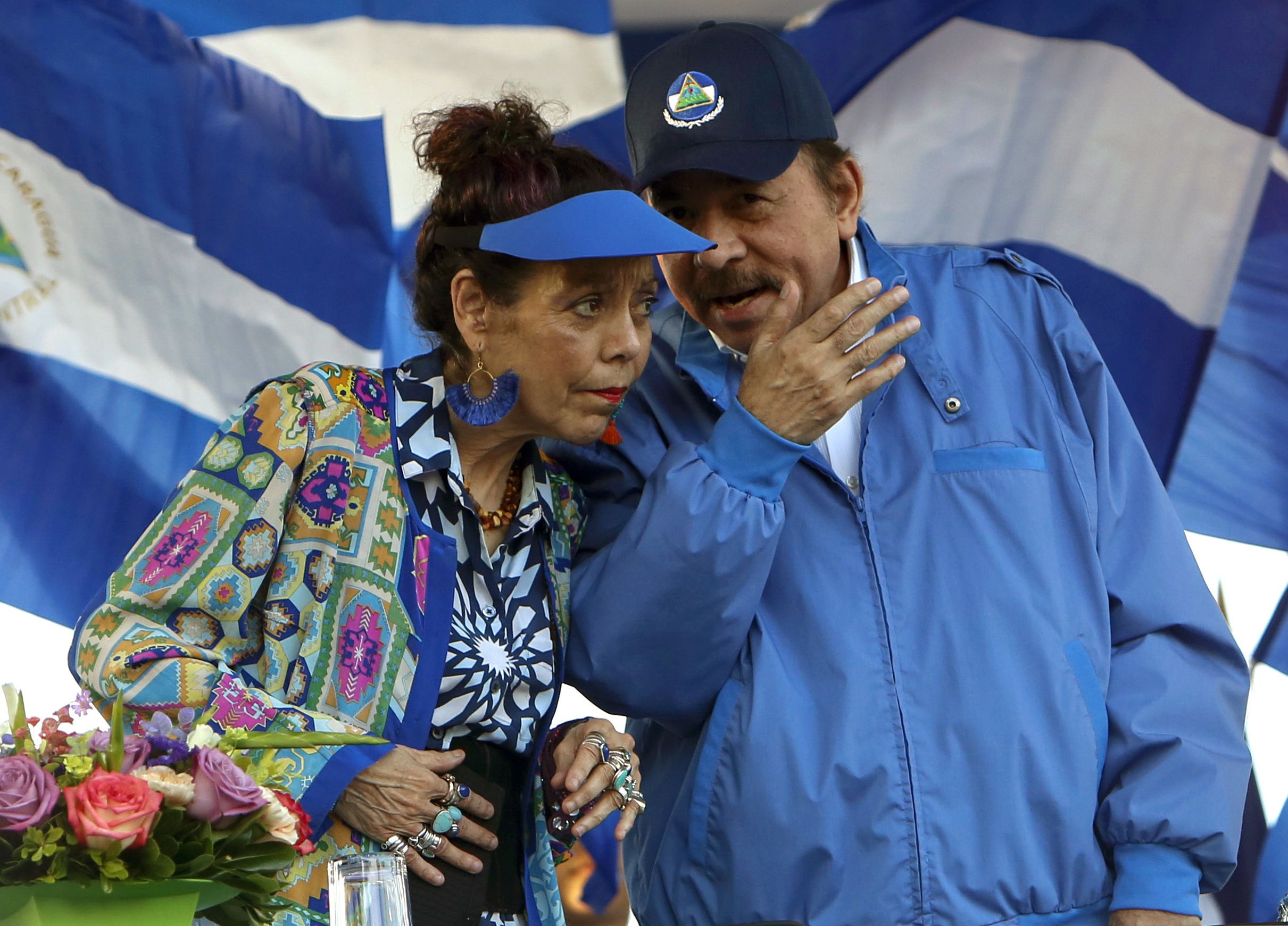 El dictador Daniel Ortega y su esposa, la vicepresidenta Rosario Murillo. (AP Foto/Alfredo Zúñiga)