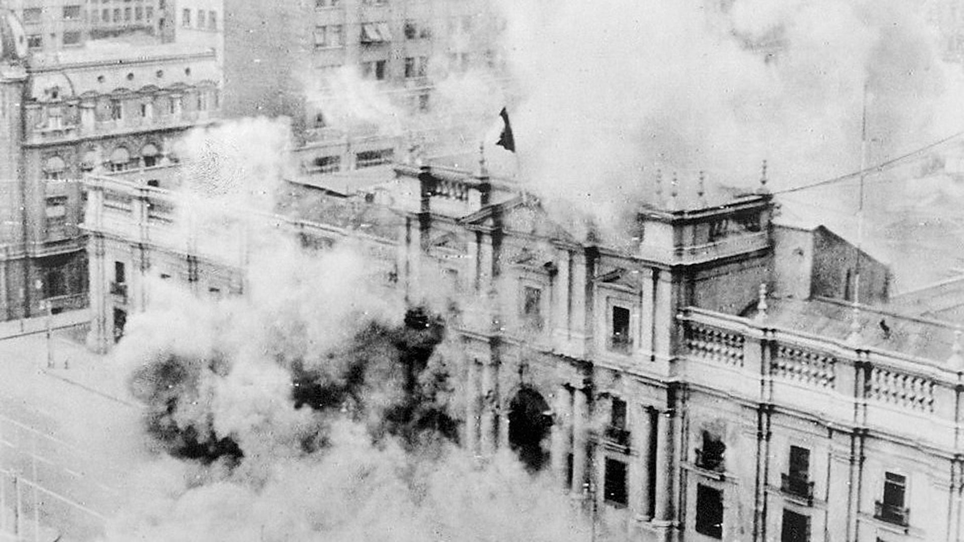 Los jefes militares ordenaron evacuar La Moneda y le rendición incondicional de Allende y sus seguidores