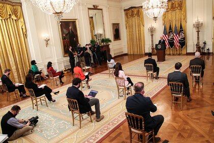 Periodistas asisten a una conferencia de prensa en la Casa Blanca con distancia social por el COVID-19. REUTERS/Leah Millis