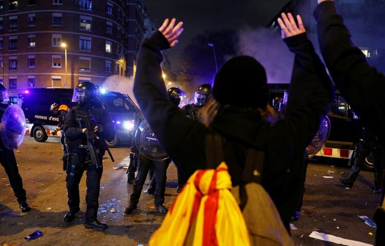Los manifestantes alzan sus manos ante el lboqueo policial (REUTERS/Enrique Calvo)