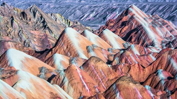 Se extiende por una superficie de 520 kilómetros cuadrados y es mundialmente conocido por sus impresionantes montañas de colores (Getty)