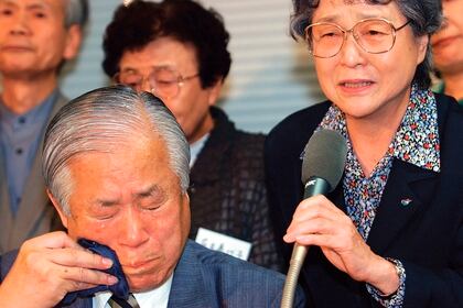 Shigeru Yokota, à esquerda, enxuga as lágrimas com a esposa Sakie, à direita, durante uma conferência de imprensa em 2002. Shigeru Yokota morreu na sexta-feira, 5 de junho de 2020 antes de poder se reunir com a filha, sequestrada por Coreia do Norte em 1977 (Kyodo News via AP) 