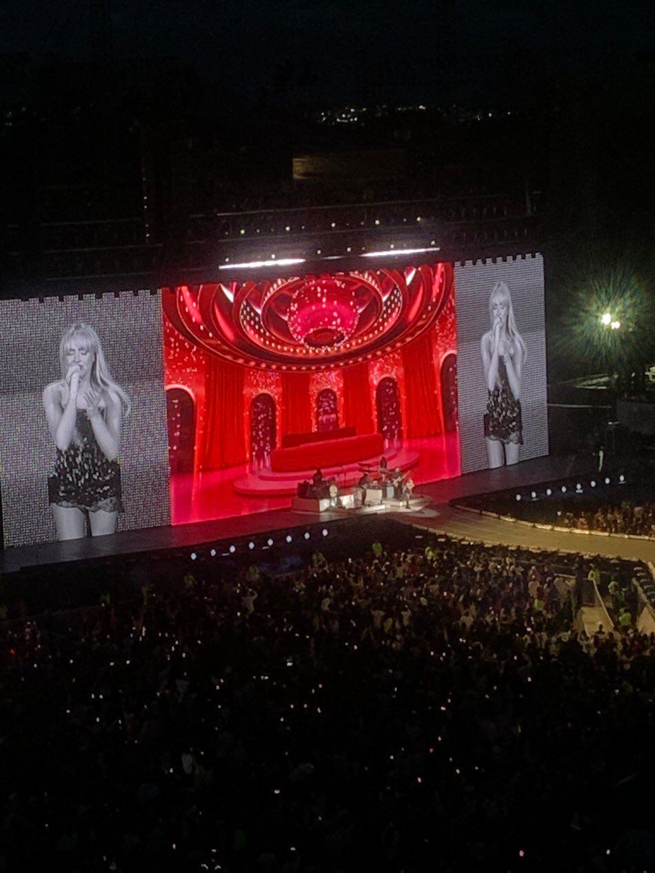 Sabrina Carpenter, quien abrirá el concierto de Taylor Swift, subió al escenario. (Crédito Tw: @@valentin3r0se13)