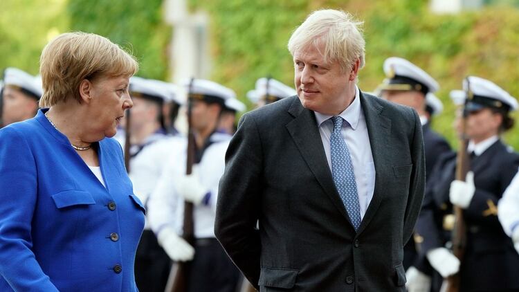 Angela Merkel recibiÃ³ a Boris Johnson en BerlÃ­n (AP)