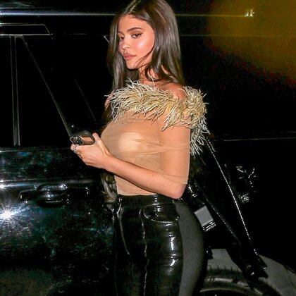 Pantalón de cuero con un top con plumas fue el atuendo que eligió Kylie Jenner para ir a cenar a un restaurant con su padre, Caitlyn Jenner, en Hollywood