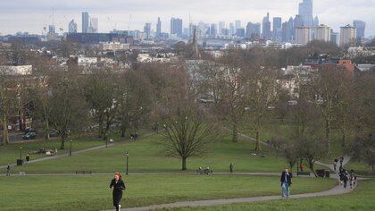 London (United Kingdom), 12/01/2021.- People take exercise on Primrose Hill in London, Britain 12 January 2021. EFE/EPA/NEIL HALL/Archivo
