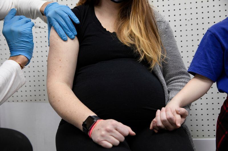 Las embarazadas no son reconocidas como un grupo de alta prioridad para la vacunación COVID-19, a pesar del riesgo de complicaciones y malos resultados perinatales (Reuters)