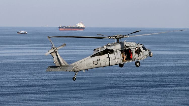 Un helicóptero MH-60S sobrevuela el estrecho de Ormuz mientras el USS John C. Stennis se dirige al Golfo Pérsico el 21 de diciembre de 2018 (REUTERS/Hamad I Mohammed/File Photo)