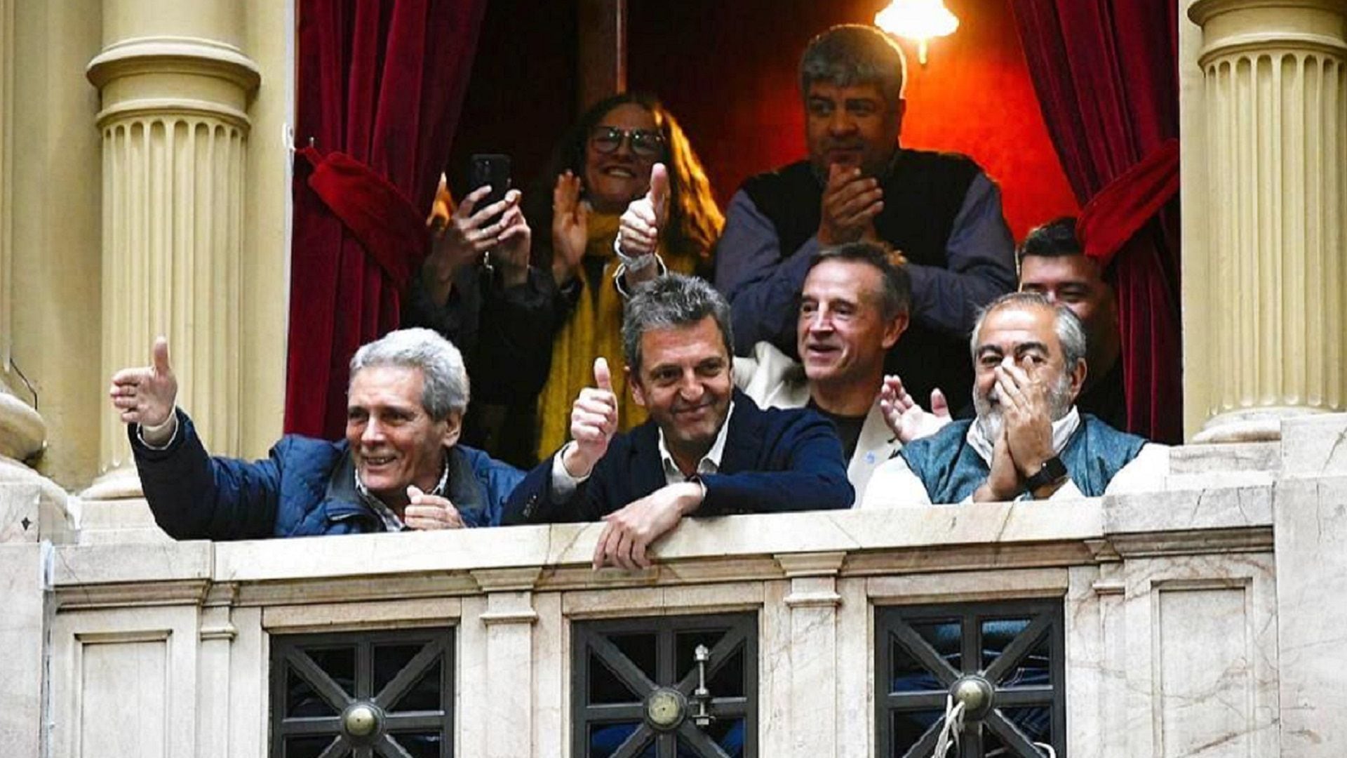 Sergio Massa junto a dirigentes de la CGT en la Cámara de Diputados durante la media sanción de la reforma a la ley del Impuesto a las Ganancias 