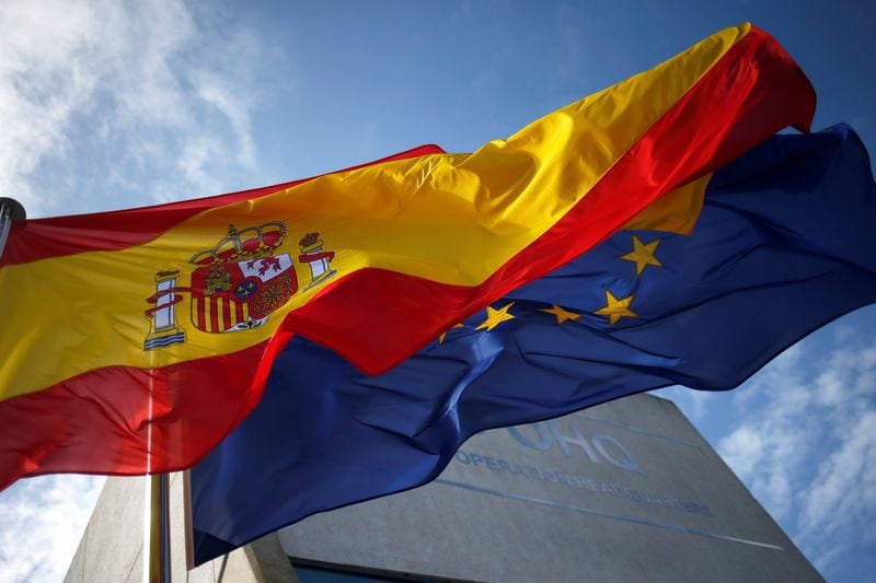 La bandera española y la bandera de la Unión Europea (REUTERS/Jon Nazca)