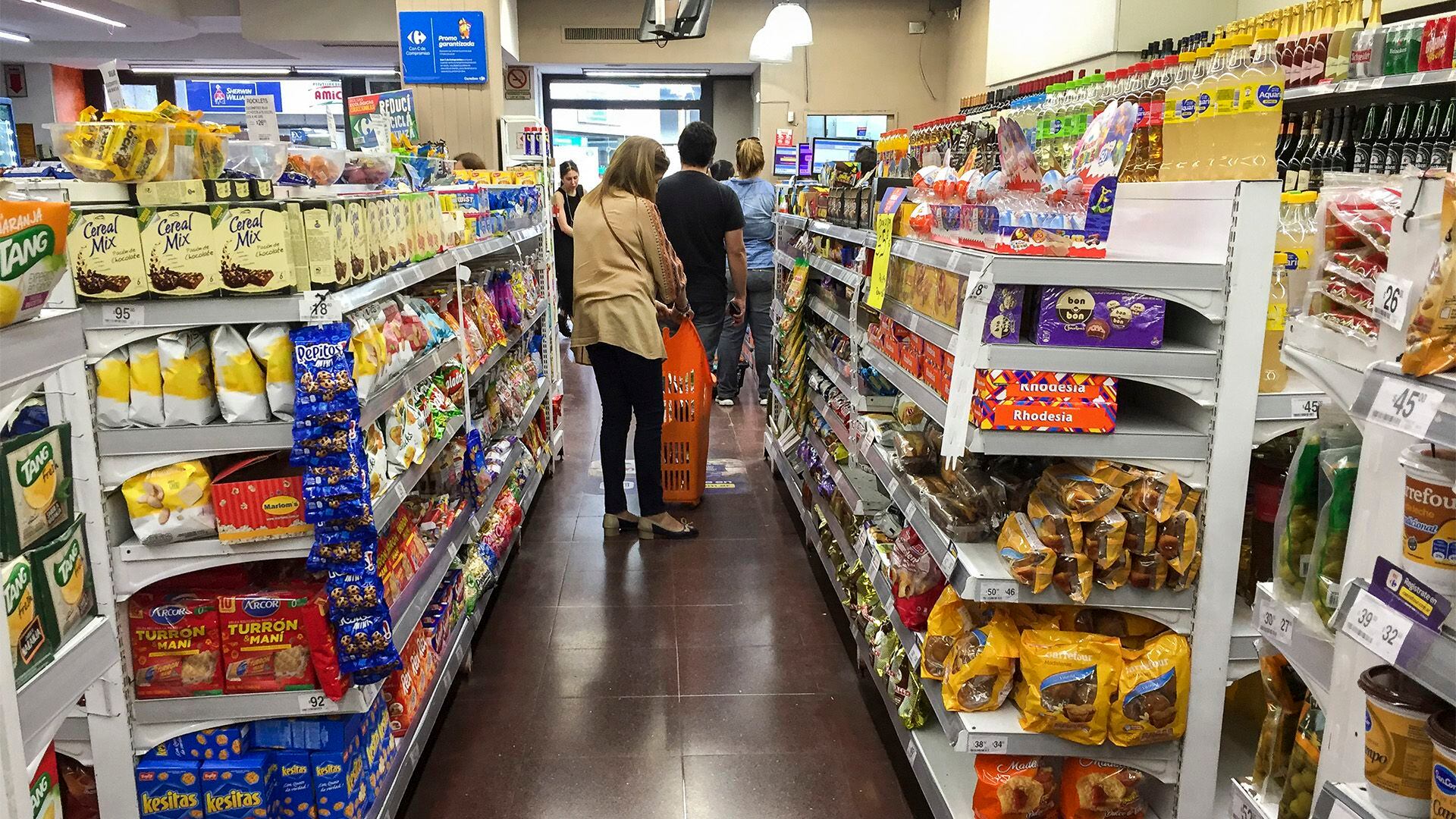 Los supermercados publicitan sus promos, aunque no siempre le resultan convenientes al consumidor  (NA)