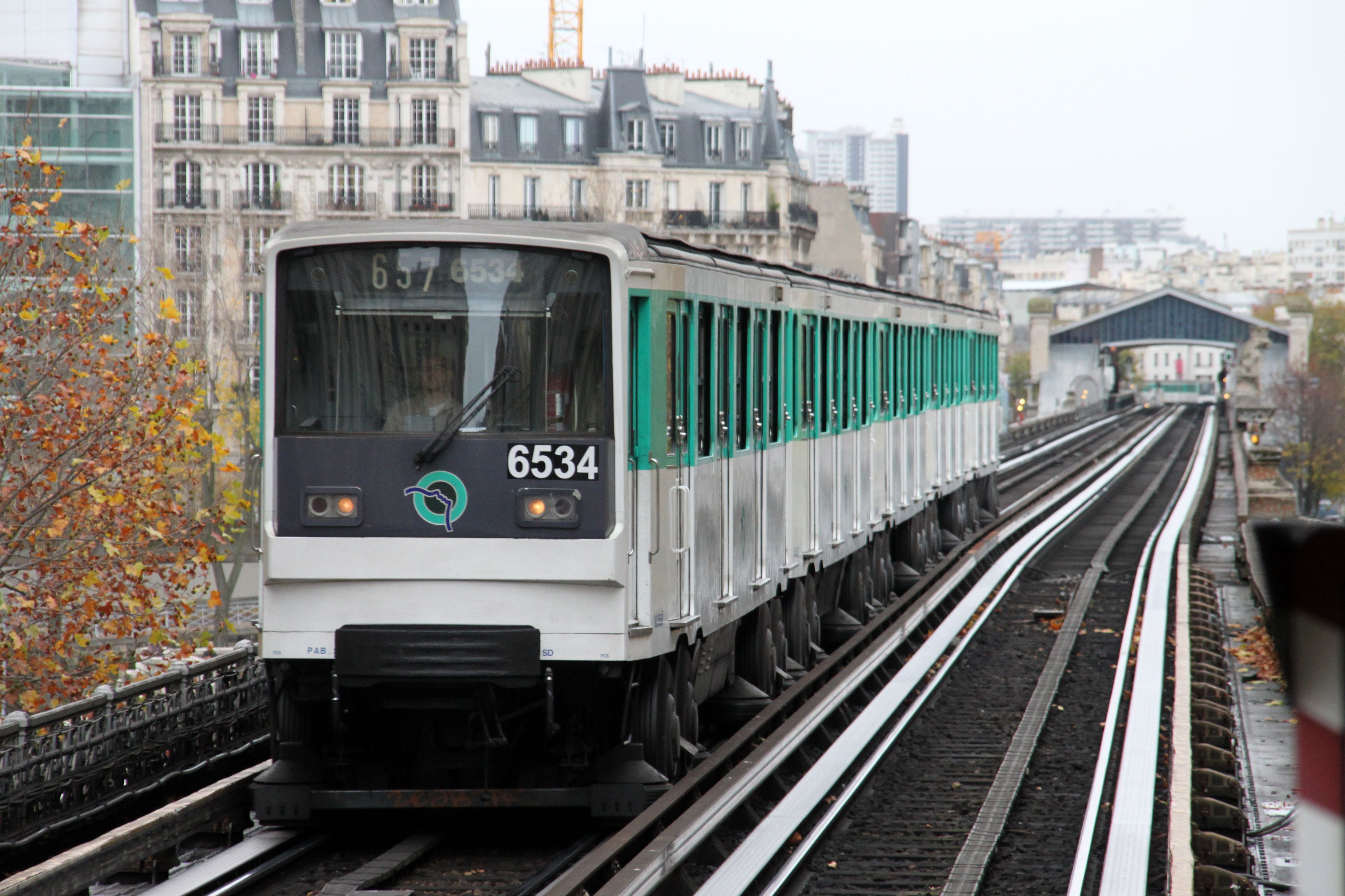 Un cartel de metro es visible en una calle de París (Wikipedia)