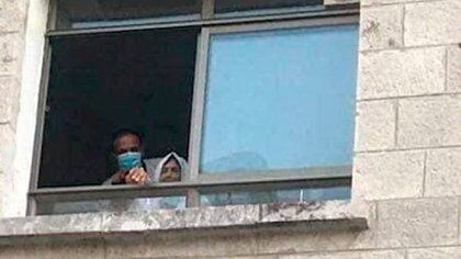 Jihad Al-Suwaiti se sentaba en la ventana de la habitación de su madre, que murió de coronavirus