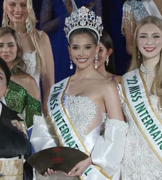 Andrea Rubio, de 24 años de edad, ganó el Miss International 2023.