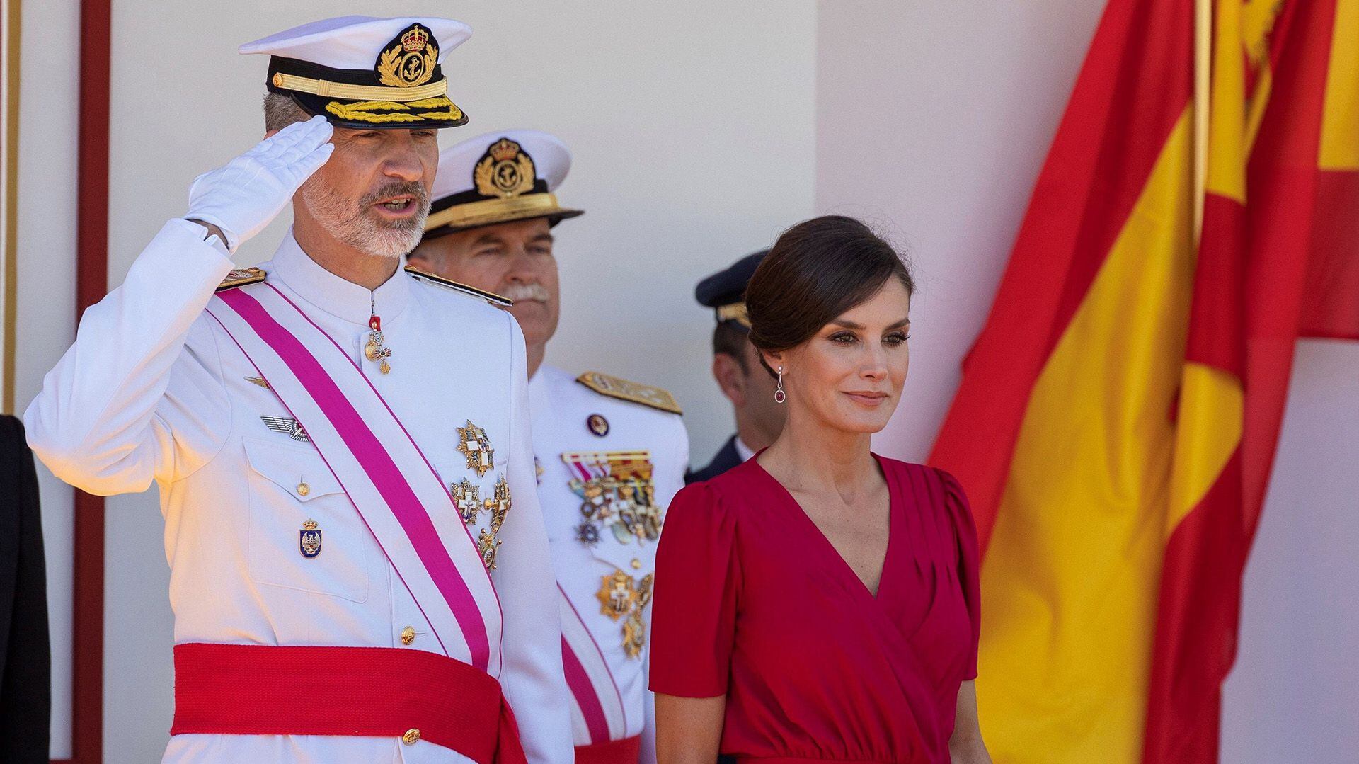 Los reyes Felipe y Letizia, en el desfile del Día de las Fuerzas Armadas celebrado el 2019 en Sevilla.