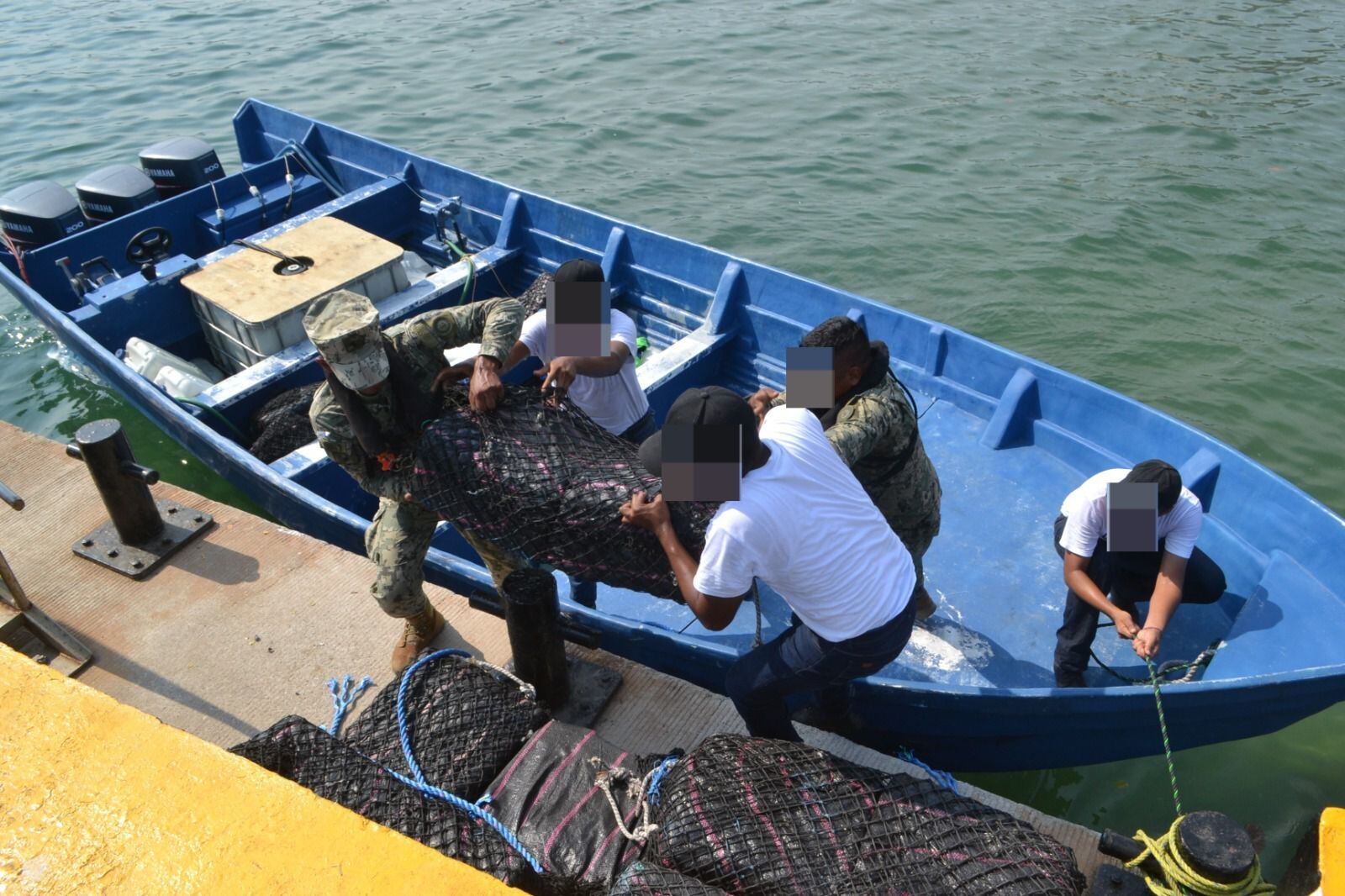 La embarcación menor que transportaba la droga era triuplada por cinco sujetos, mismos que fueron detenidos por personal naval (Foto: Semar)