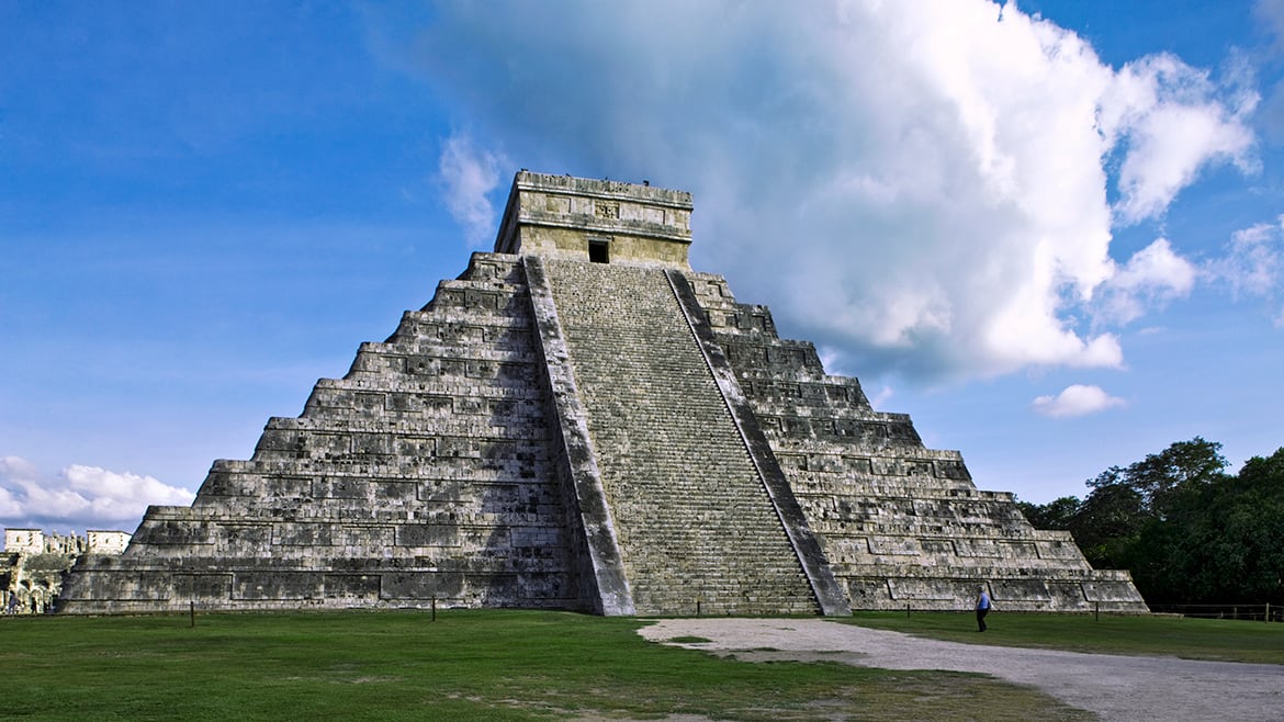 Estructura piramidal característica de las construcciones mayas.