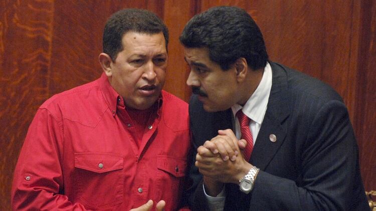 El ex presidente Hugo Chávez y su sucesor, Nicolas Maduro. Los negocios criminales comenzaron con el primero y se desbocaron tras su muerte.
