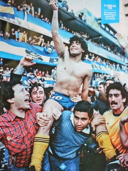 Una foto para el recuerdo: la consagración de Boca y el festejo de Paredi junto a Diego Maradona