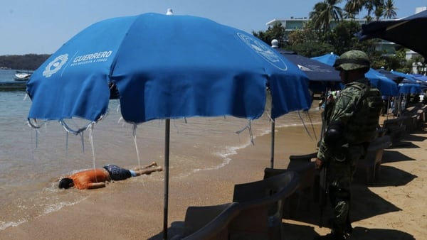 La fotografÃ­a de un hombre muerto a la orilla de una playa de Acapulco se viralizÃ³ esta semana en MÃ©xico. (Foto: Twitter)