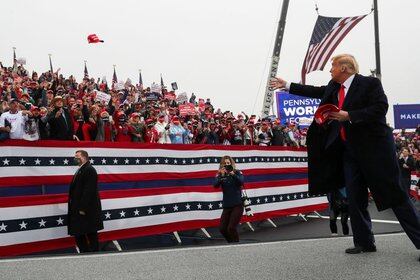 Donald Trump durante un mitin de campaña en Lititz, Pensilvania, el 26 de octubre de 2020 (REUTERS/Leah Millis)