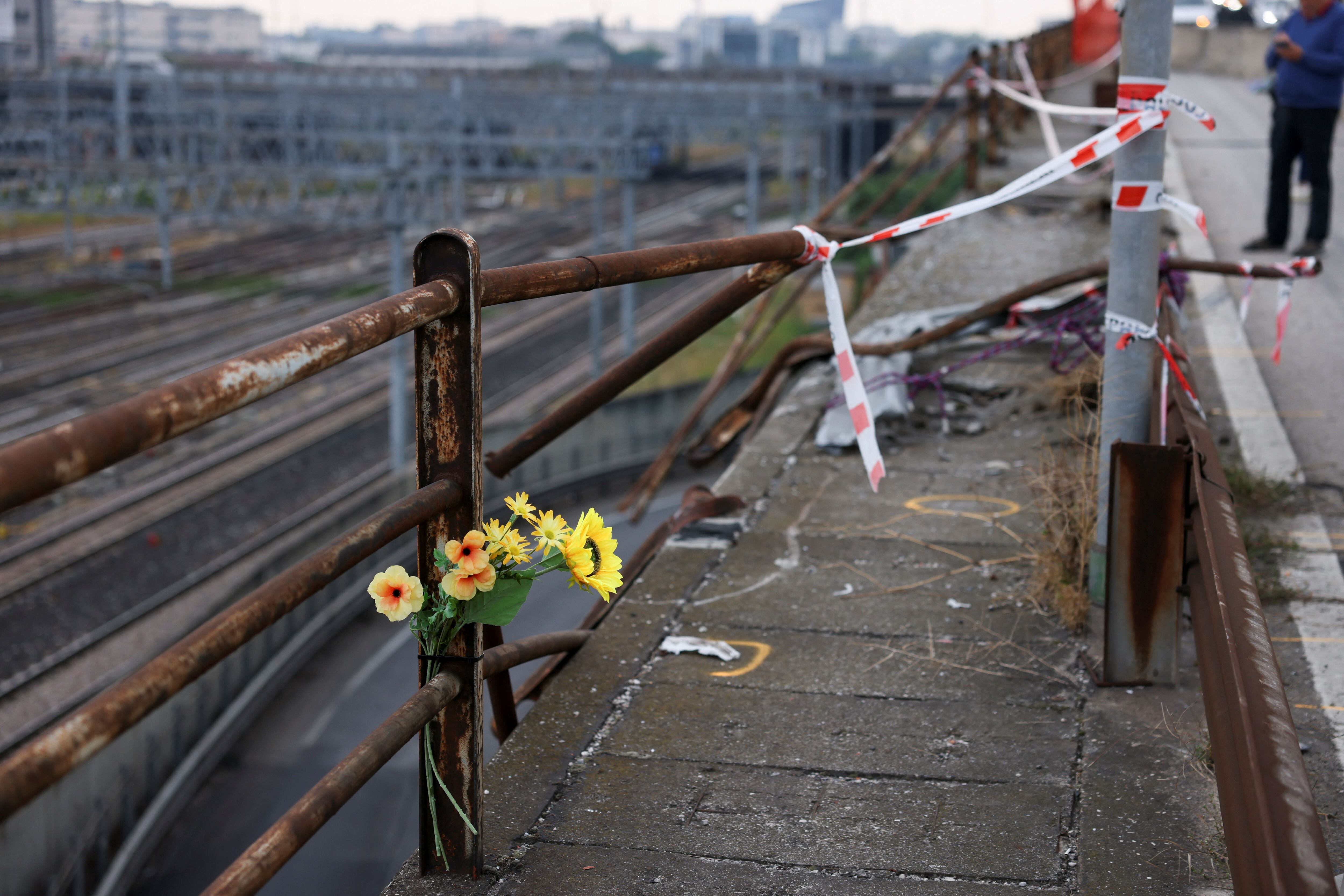 Flores en el lugar donde cayó el autobús (REUTERS/Claudia Greco)