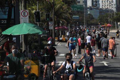 Gente en bicicleta y caminando cerca de las playas de Leblon, en Rio de Janeiro (9 de agosto de 2020) (REUTERS/Ian Cheibub)