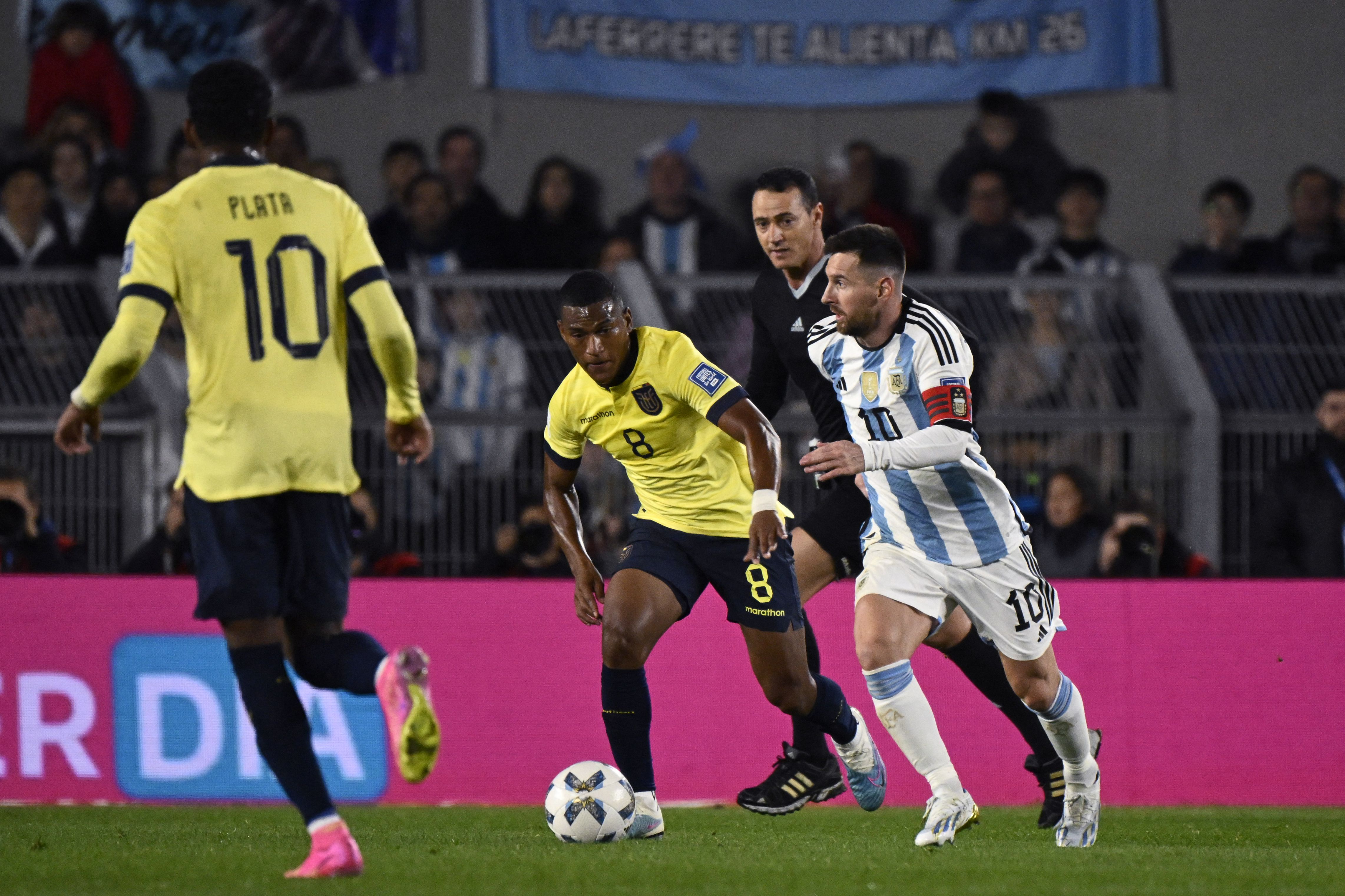 Lionel Messi estuvo cerca de abrir el marcador con un remate que contuvo el arquero Galíndez (AFP)