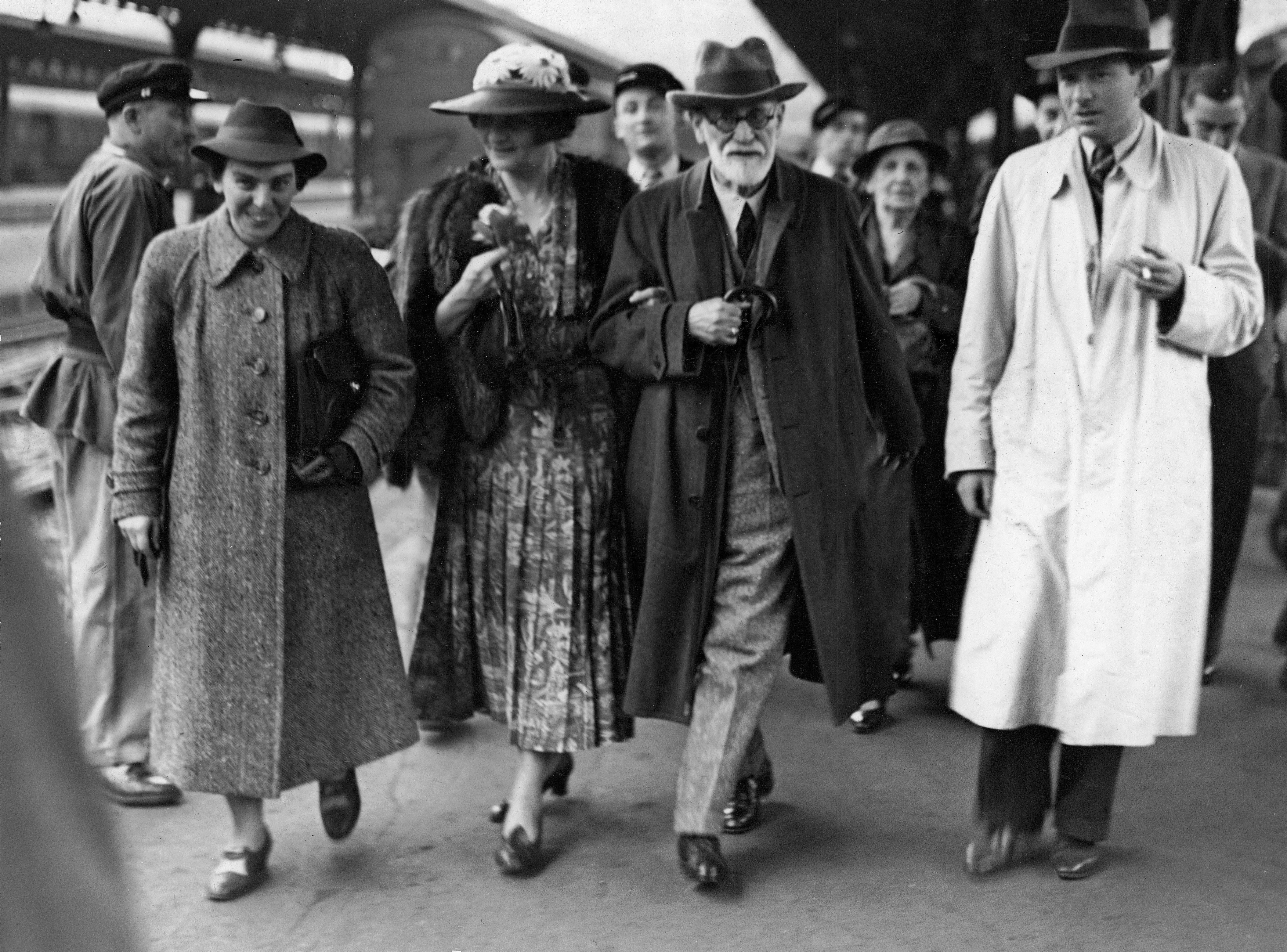 Sigmund Freud llega a París de camino a Londres, donde se exiliará tras la llegada de los nazis a Viena. Con él su hija Anna (izq), Marie Bonaparte, y el príncipe Pedro de Grecia (der.) (Pictorial Parade/Getty Images)