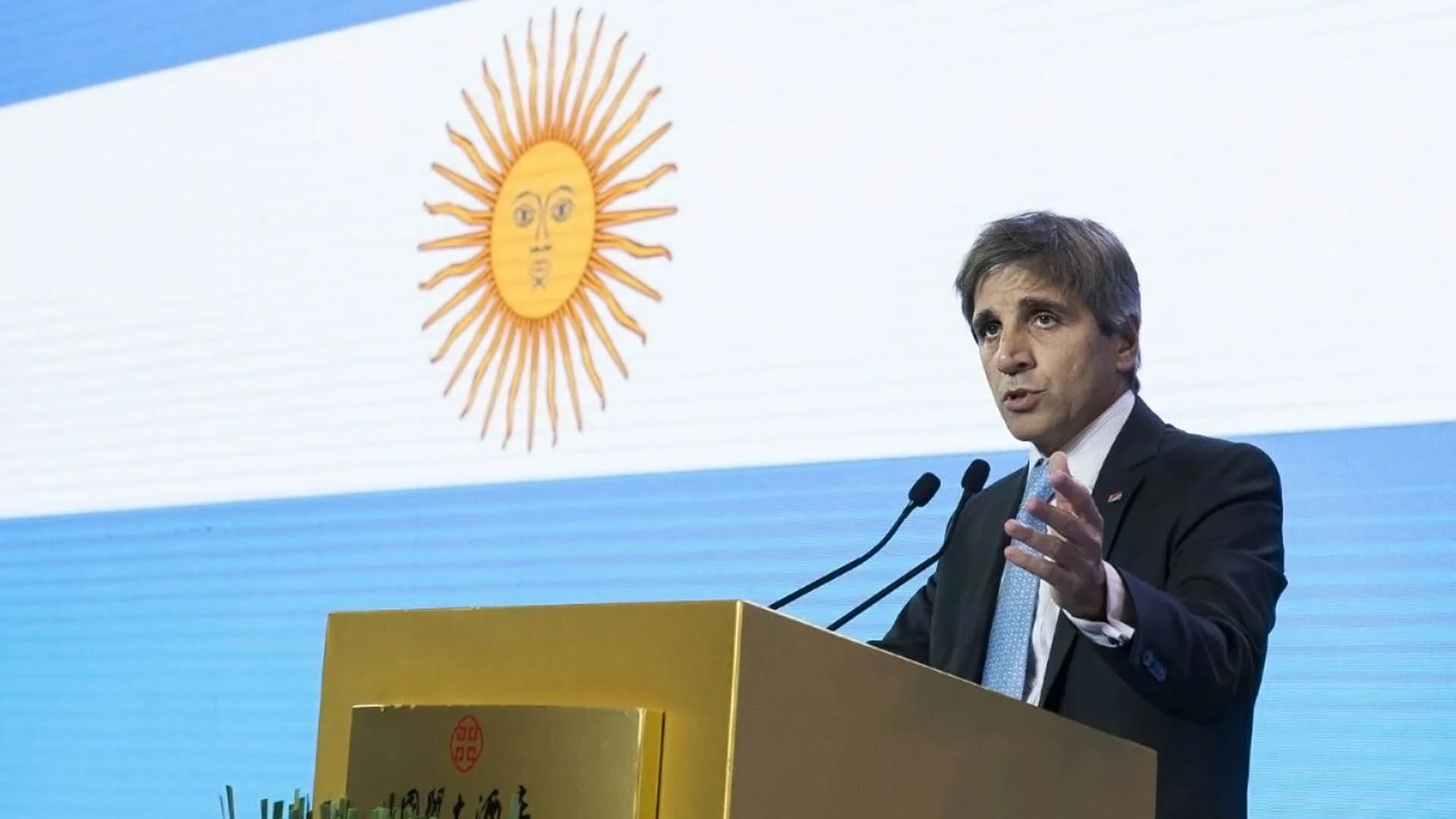 El ministro de Finanzas, Luis Caputo, durante la visita oficial de la Argentina a China.
